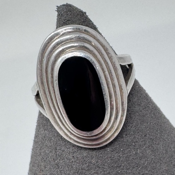 Vintage Jewelry - Vintage Black Onyx Sterling Silver oval Ring size 9